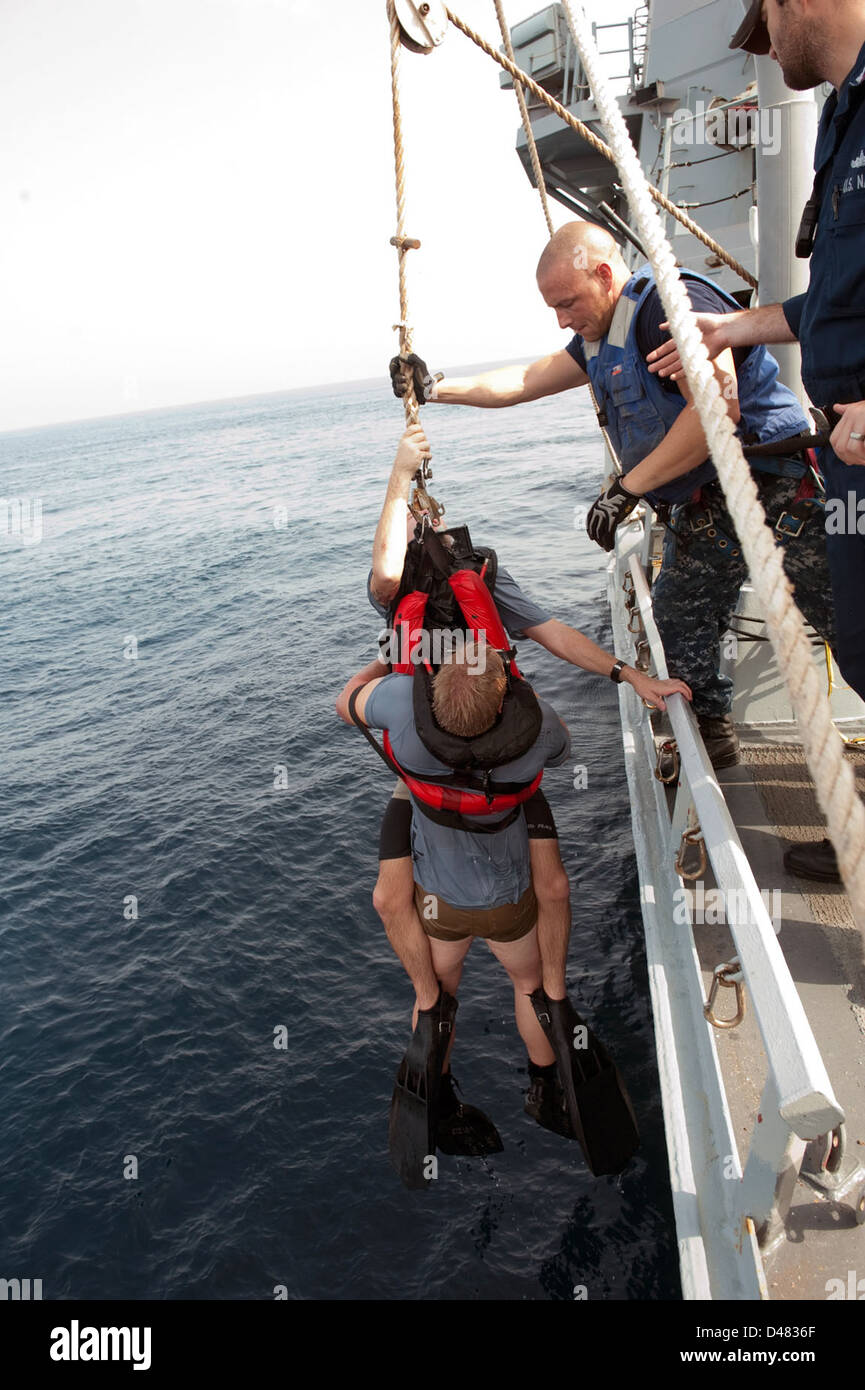 Homme à la conduite des marins de forage. Banque D'Images