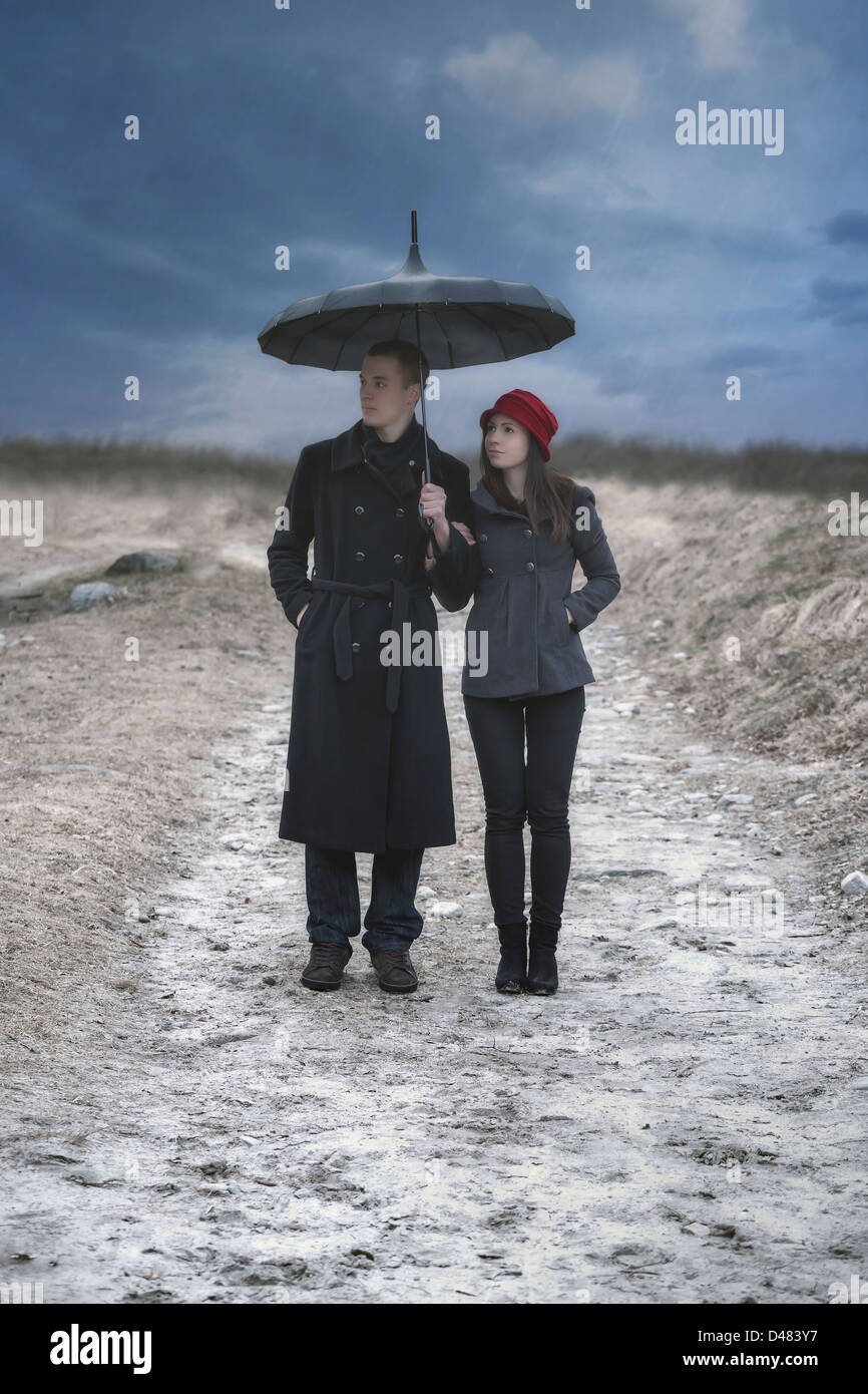 Un couple est en train de faire une promenade sous la pluie Banque D'Images