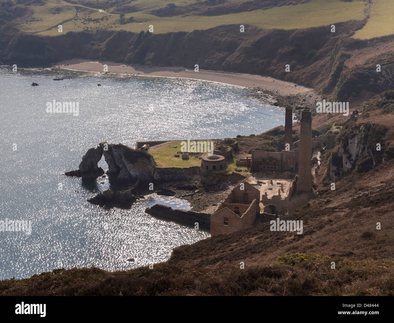 Regarder sur Porth abandonnés Wen briqueterie avec la mer d'en haut sur l'île d'Anglesey, la côte nord du Pays de Galles, Royaume-Uni, Angleterre Banque D'Images