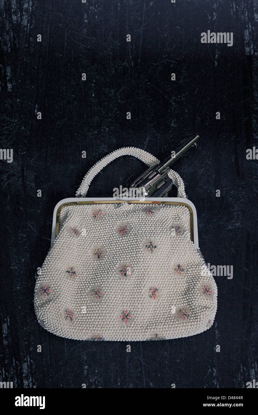 Une arme à feu dans un élégant sac à main Banque D'Images