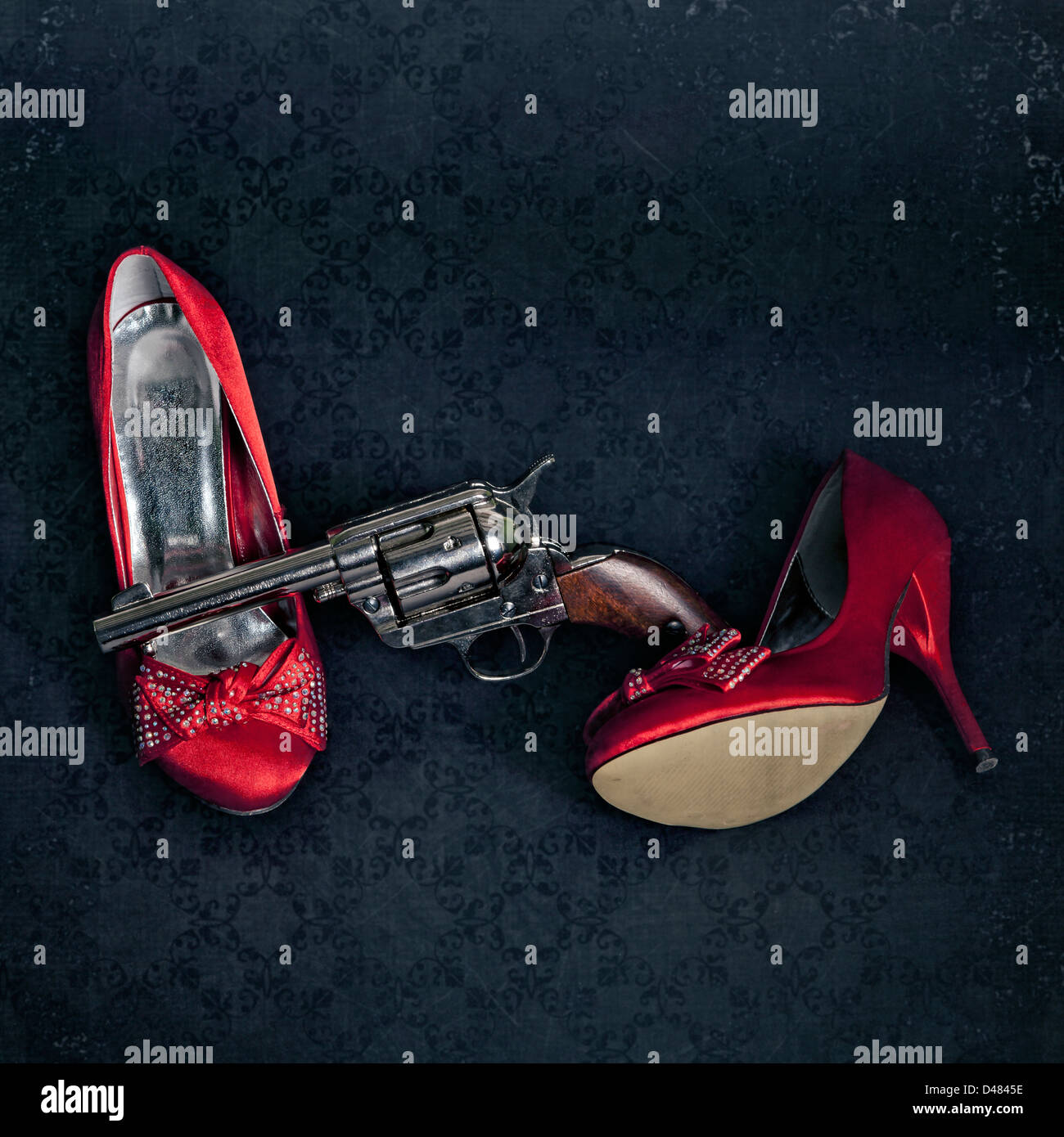 Un pistolet avec red High heels Banque D'Images