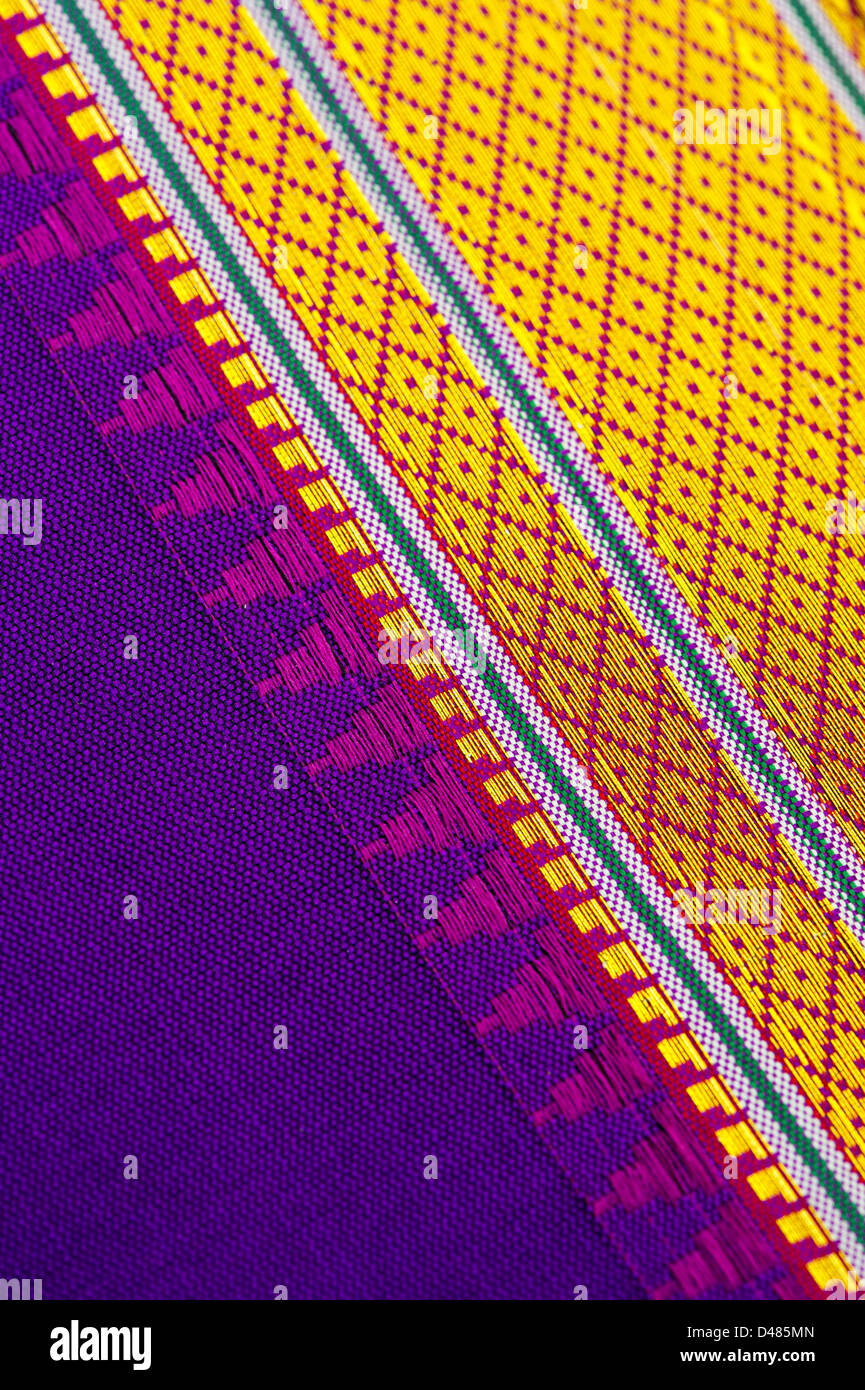 La soie indienne sari coloré montrant border pattern. Close up. L'Andhra Pradesh, Inde Banque D'Images