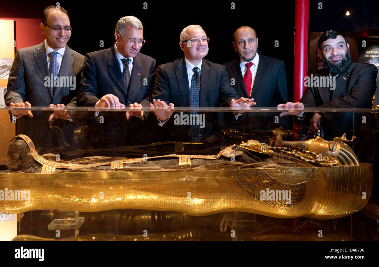 Le Ministre du tourisme égyptien Hisham Zaazou (C) pose avec le directeur général de l'Office du tourisme égyptien en Allemagne Mohamed Gamal (L-R), l'Ambassadeur égyptien Mohamed Egazy et les membres du Parlement égyptien Tareq Sahri und Imad Ilmahdy au cours de l'ouverture de l'exposition "Tutanchamun - Sein Grab und die Schaetze' à Berlin, Allemagne, 07 mars 2013. Photo : Soeren Stache Banque D'Images