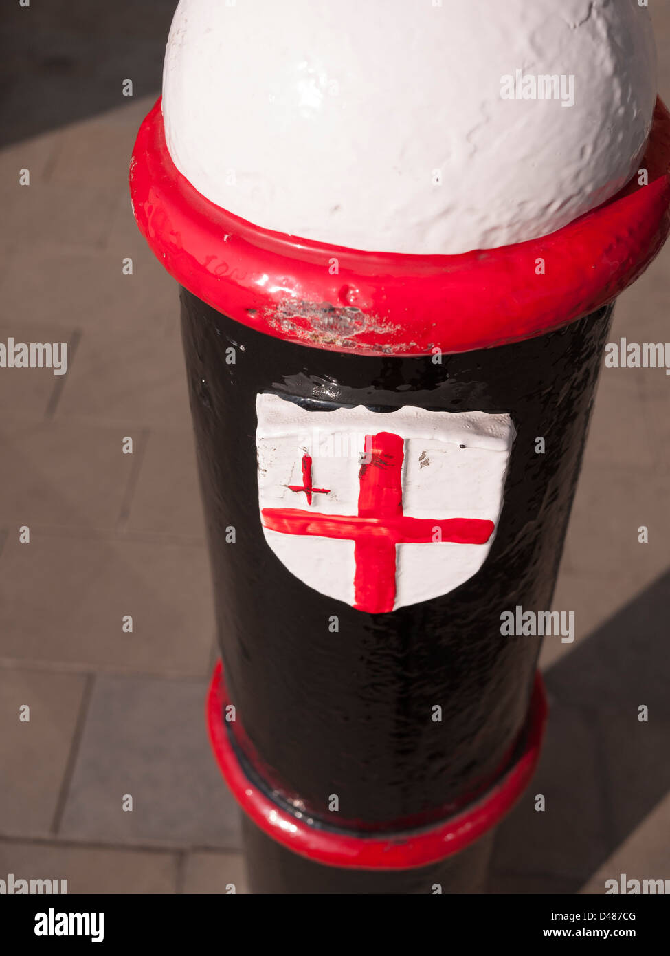 L'écusson et l'emblème de la City de Londres sont affichés sur une borne marquant la limite du quartier financier historique de Londres au Royaume-Uni Banque D'Images