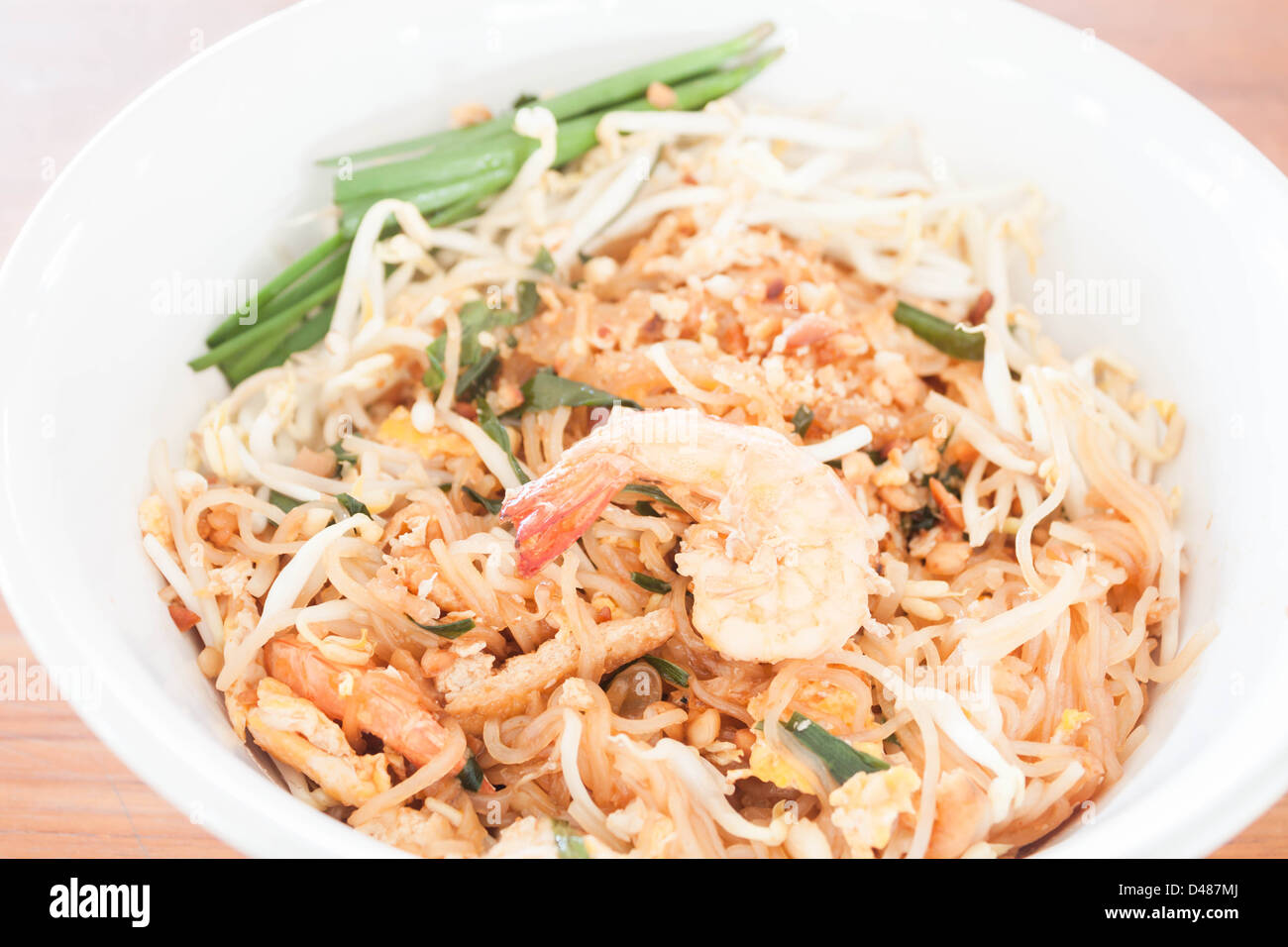 Nouilles sautées aux crevettes, cuisine thaï Banque D'Images