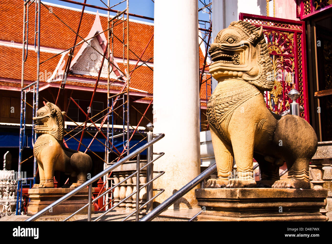 Le lion fait ​​Of statues en pierre. Se tenir en face d'un temple en Thaïlande à Phetchaburi province. Banque D'Images