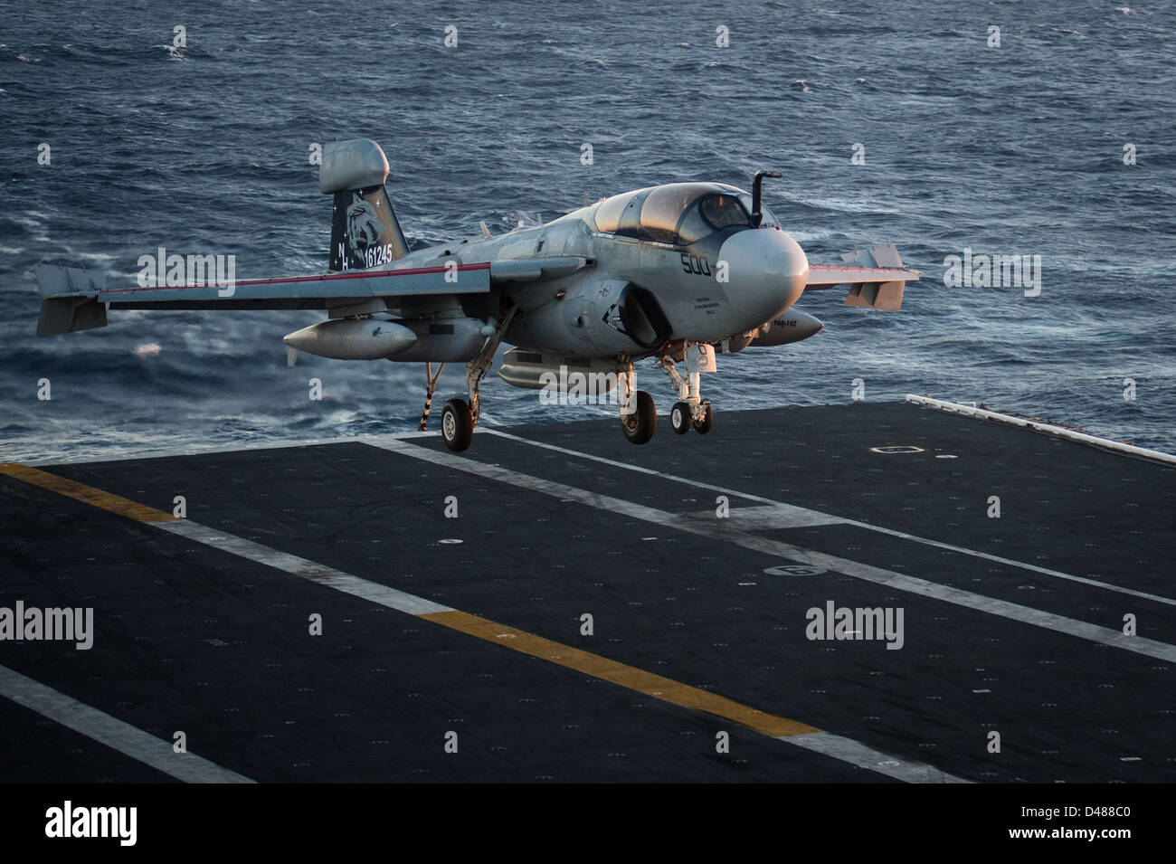 Un EA-6B Prowler de terres à bord d'USS Nimitz. Banque D'Images