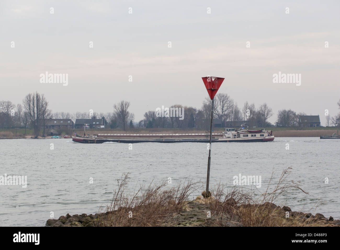 Péniche sur la rivière Merwede aux Pays-Bas Banque D'Images