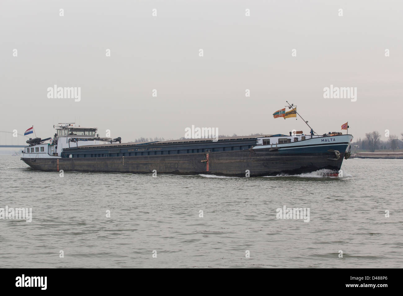 Péniche sur la rivière Merwede aux Pays-Bas Banque D'Images