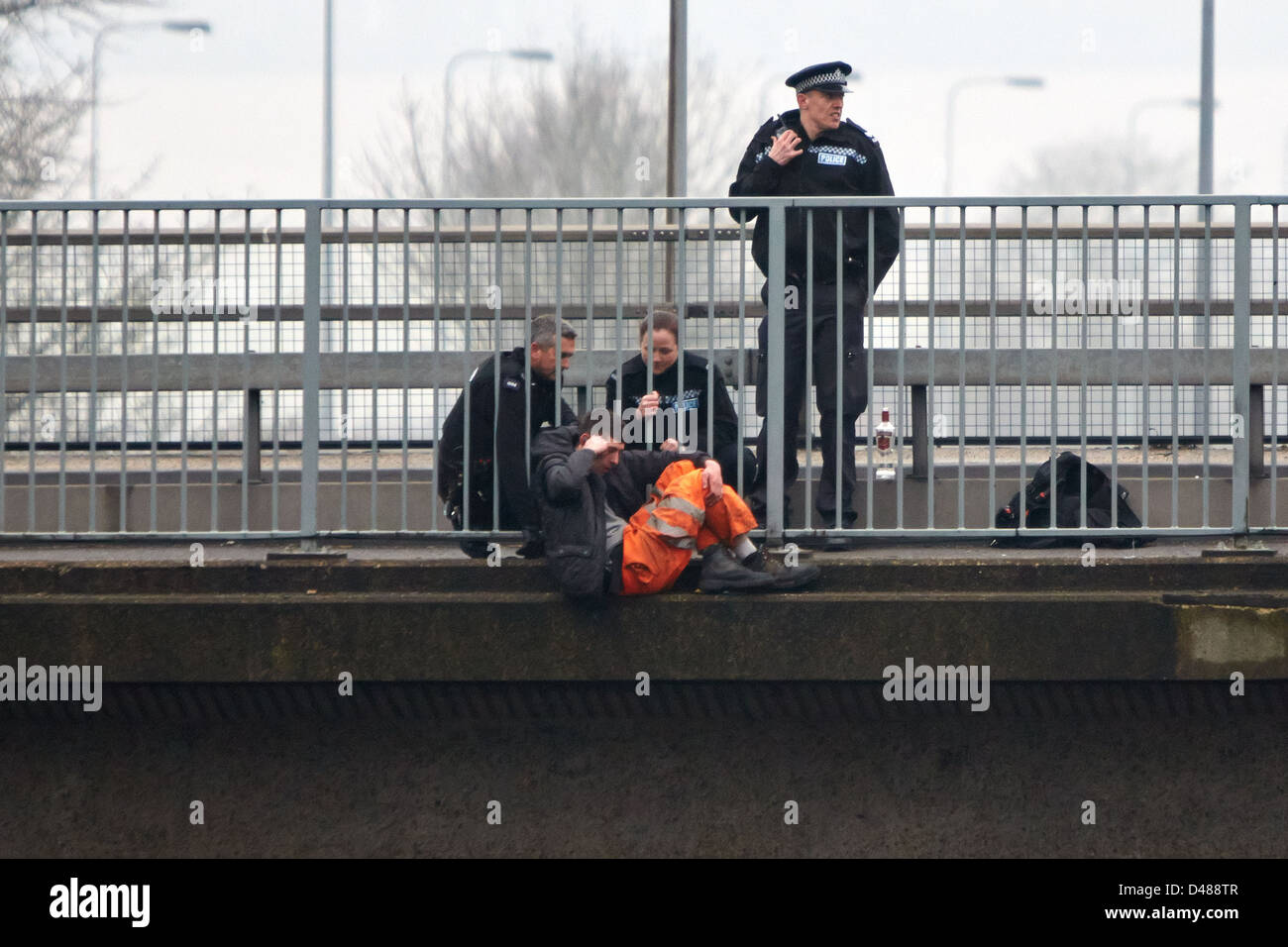 Face à la police un homme qui était monté sur un pont au-dessus de l'autoroute M40. *** Strictement USAGE ÉDITORIAL SEULEMENT *** Banque D'Images