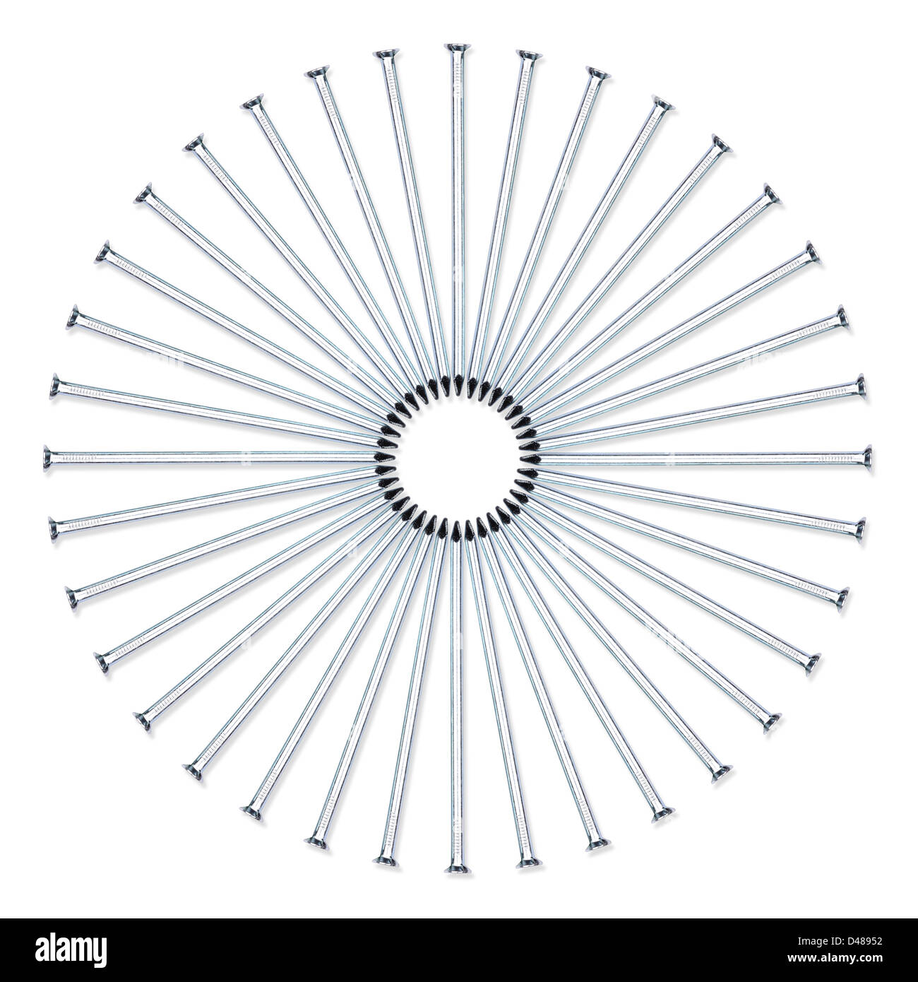 Un cercle de clous d'isolé sur fond blanc. Banque D'Images