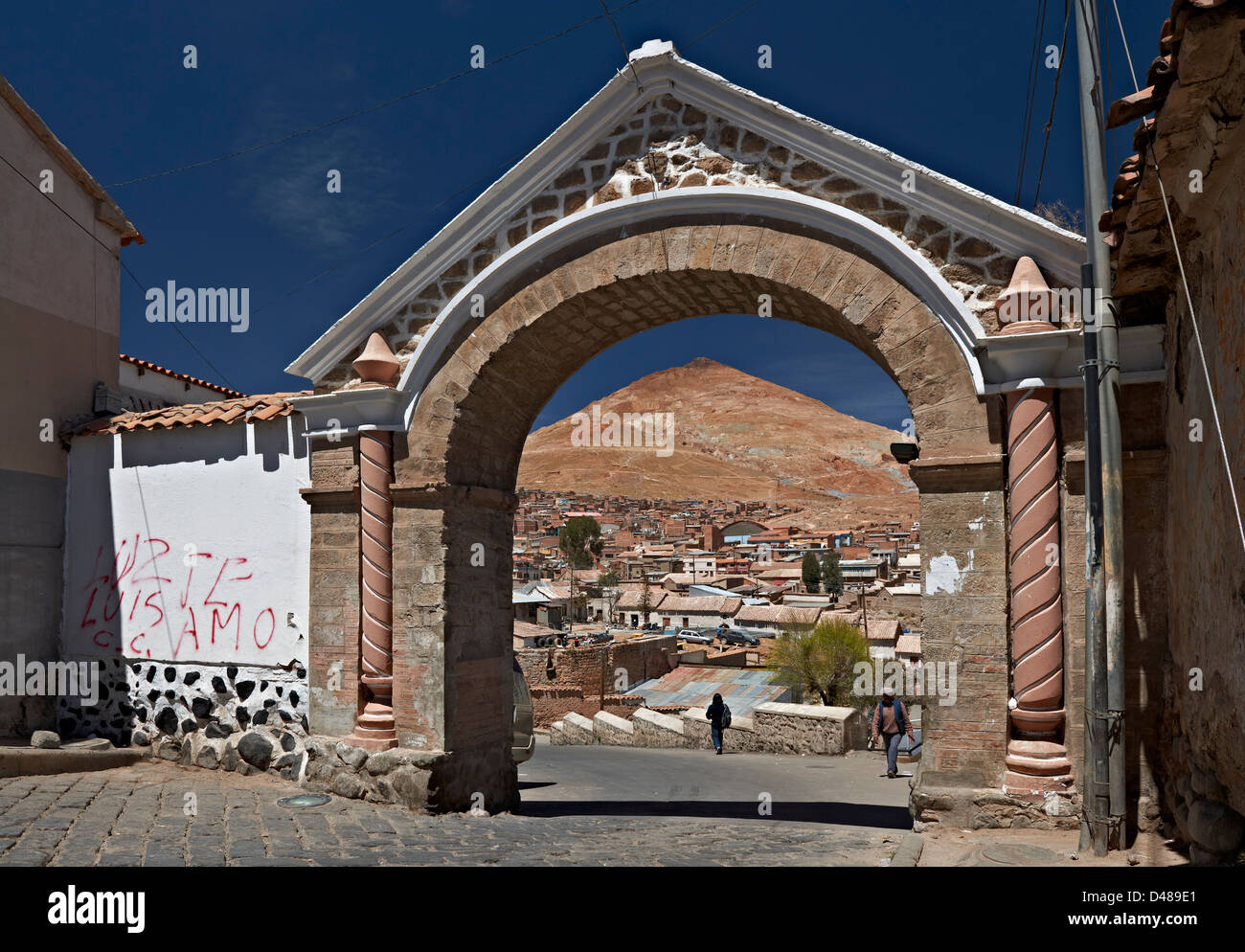 Arco de Santa Cruz avec silver mountain Cerro Rico, Potosi, Bolivie, Amérique du Sud Banque D'Images