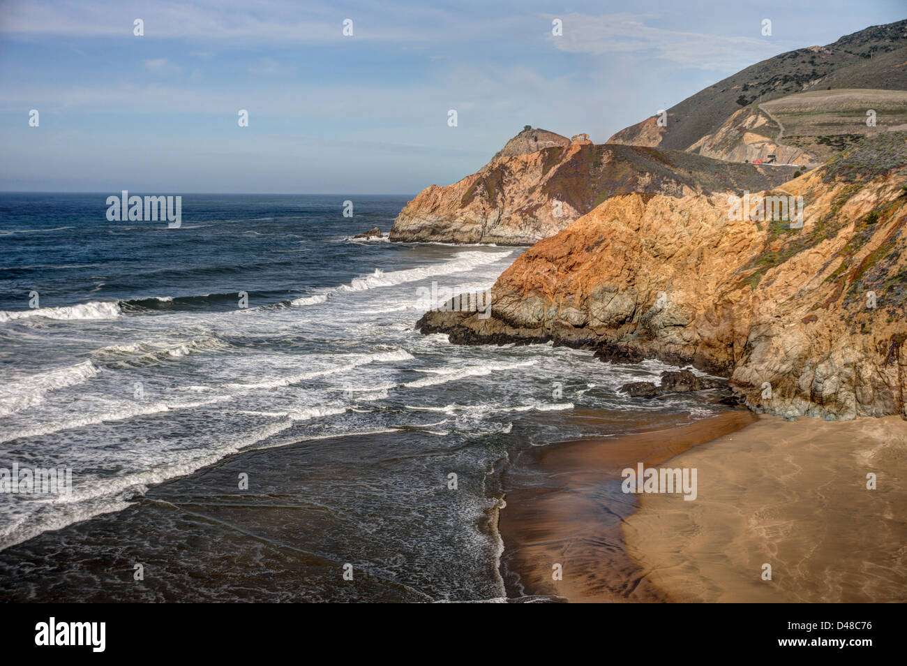 Des falaises rocheuses et le littoral près de Half Moon Bay, Californie Banque D'Images