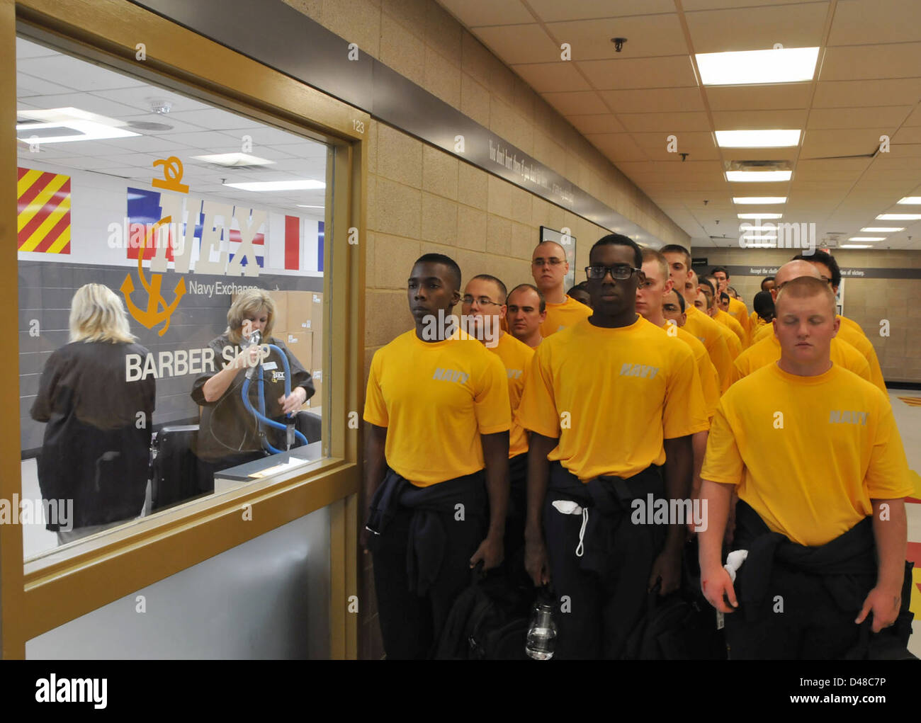 Les nouvelles recrues du centre d’entraînement des grands Lacs de l’US Navy se préparent à leur coupe de cheveux initiale, une partie standard du processus d’endoctrinement militaire alors qu’elles commencent leur entraînement pour servir dans la Marine. Banque D'Images