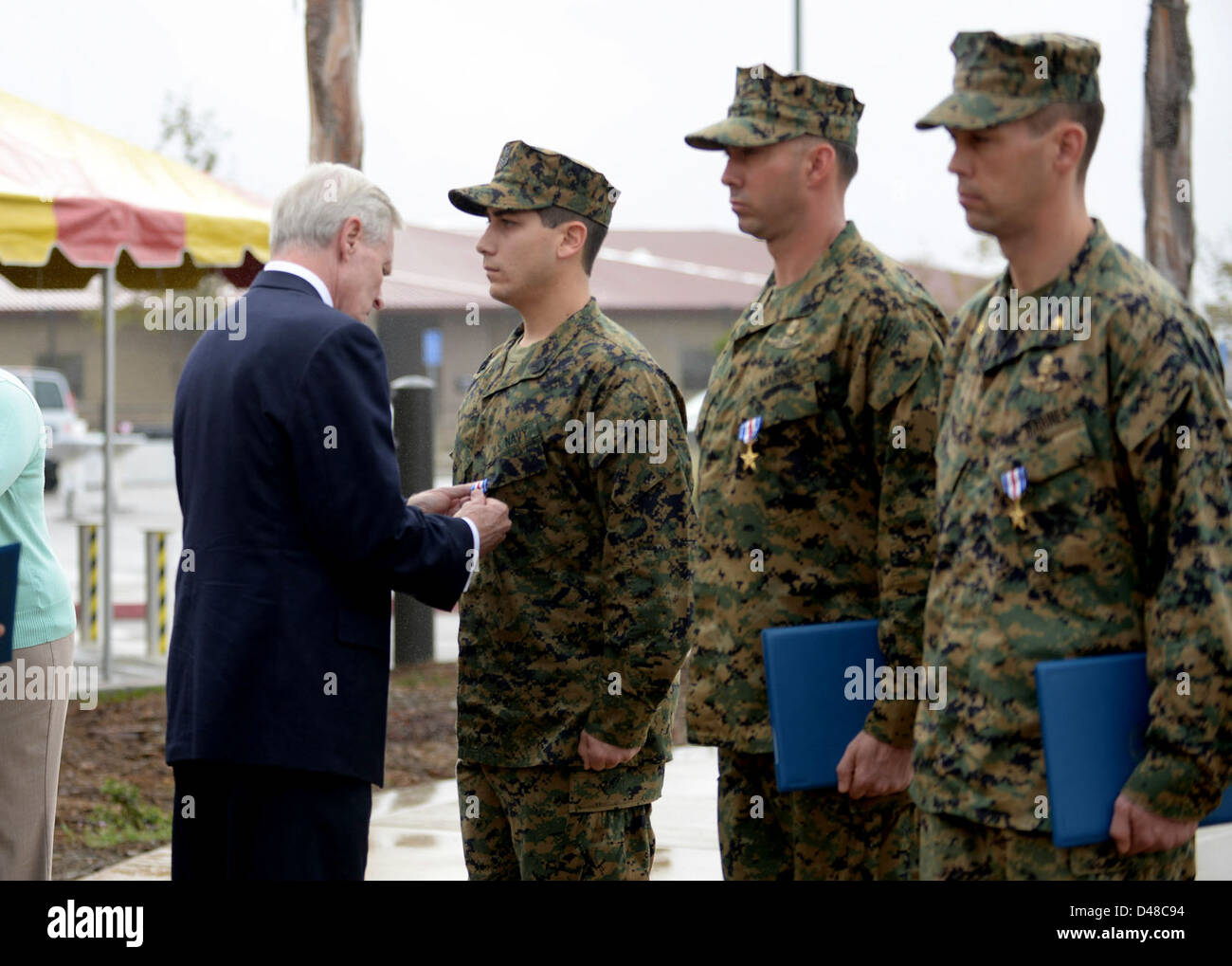 Le secrétaire à la Marine remet une médaille Silver Star à un militaire du Camp Pendleton. Banque D'Images