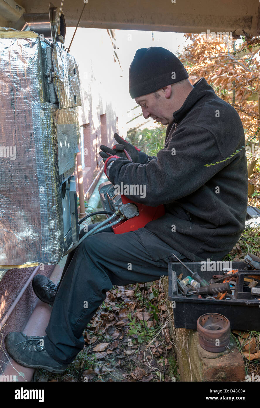 Technicien de l'ENTRETIEN DU CHAUFFAGE CENTRAL AU FUEL CHAUDIÈRE DANS JARDIN UK, Banque D'Images