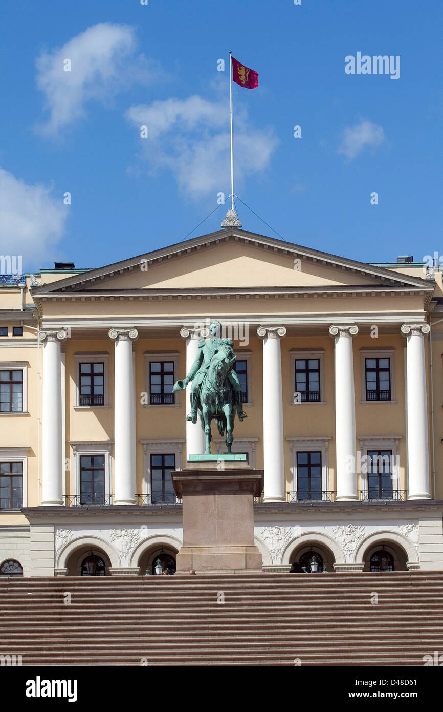 Statue du Roi Karl Johan à l'extérieur du palais royal à Oslo. Banque D'Images