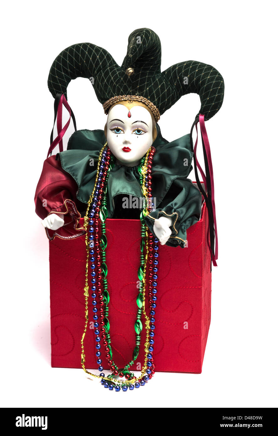 Mardi Gras, Jack in the Box clown à boîte rouge avec perles Mardi Gras. Isolé sur fond blanc. Banque D'Images