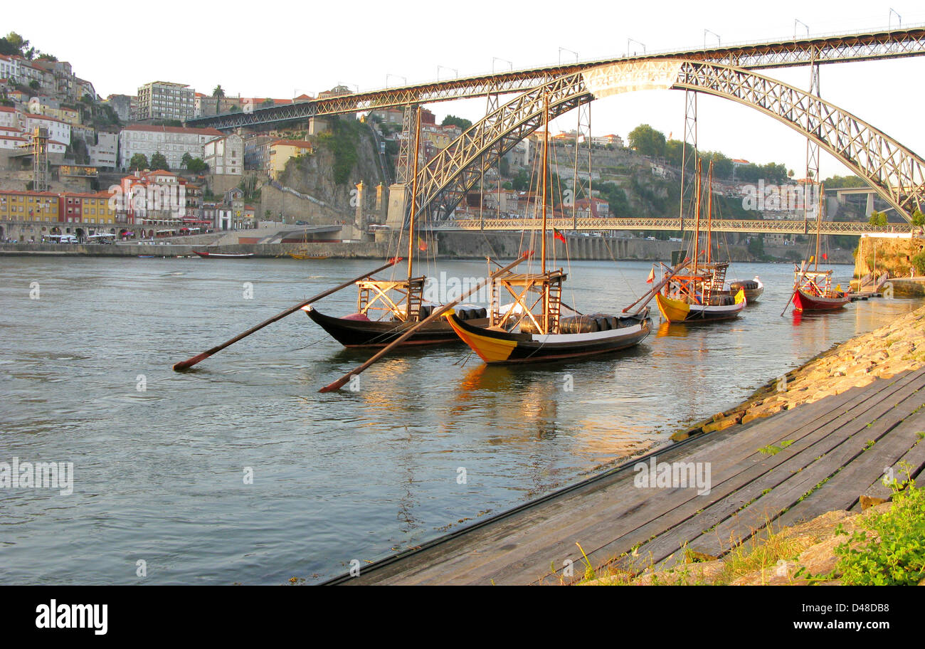 Vue de la ville de Porto et de vin boats on River Douro au Portugal Banque D'Images