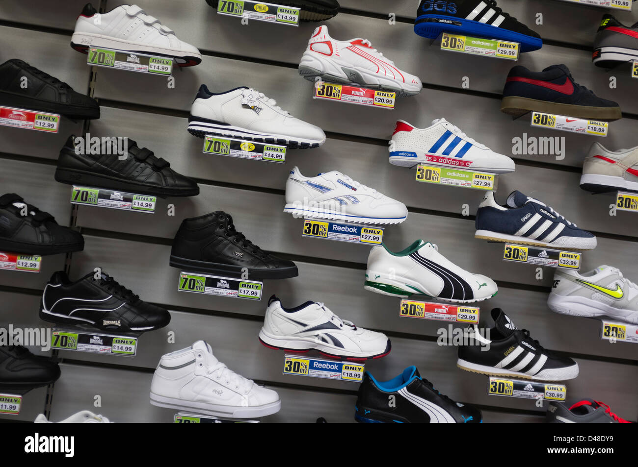 Chaussures, formateurs, d'une exposition-vente, Sports Direct .com  prêt-shop store FRANCE Photo Stock - Alamy