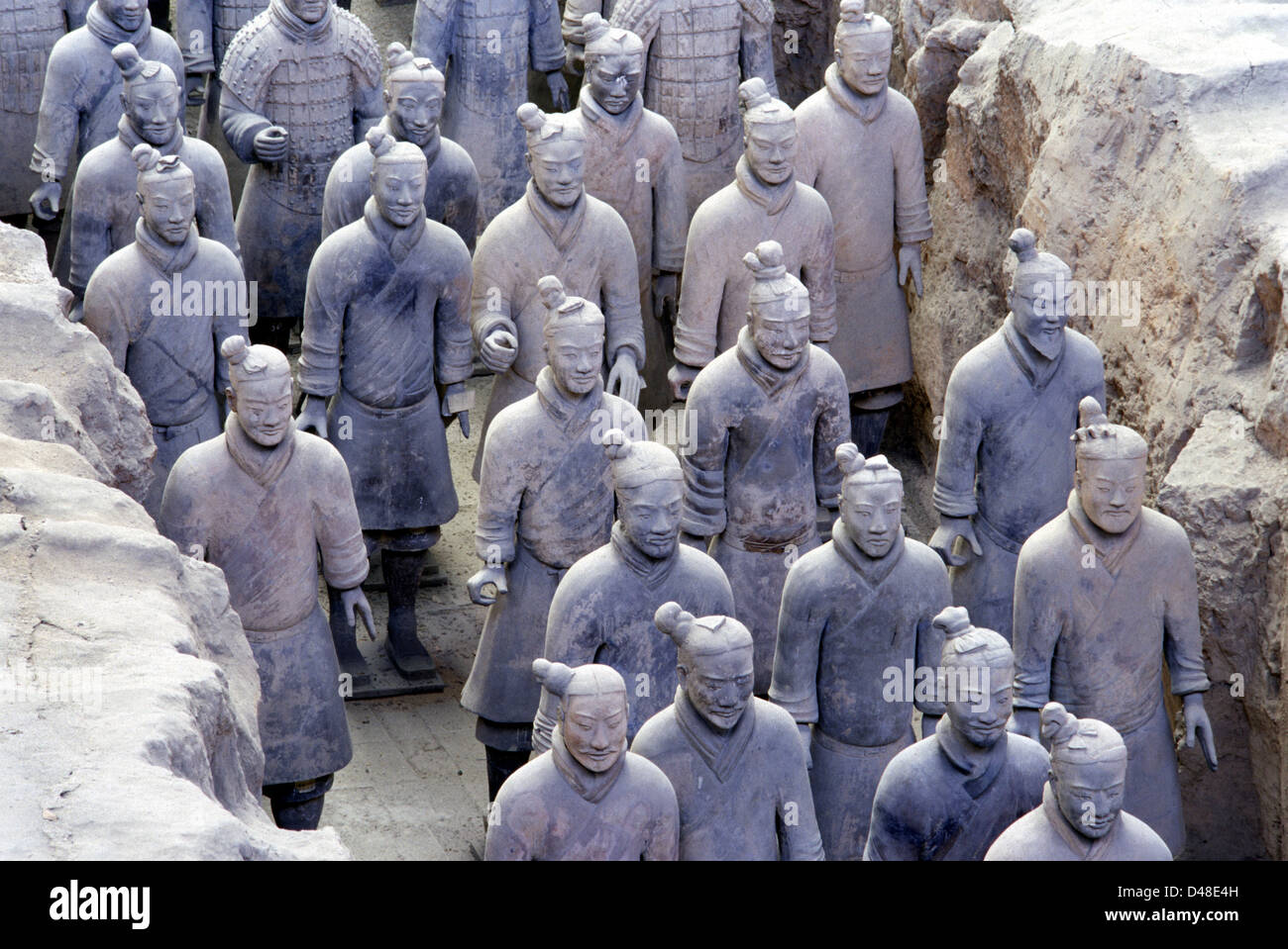 Rangs des fantassins en terre cuite sculptures dans la fosse 1, la plus grande fouille de l'Armée de terre cuite datant d'environ la fin du 3e siècle avant notre ère représentant les armées de Qin Shi Huang, le premier empereur de Chine situé dans le district de Lintong dans Xi'an, la capitale de la province du Shaanxi, Chine Banque D'Images