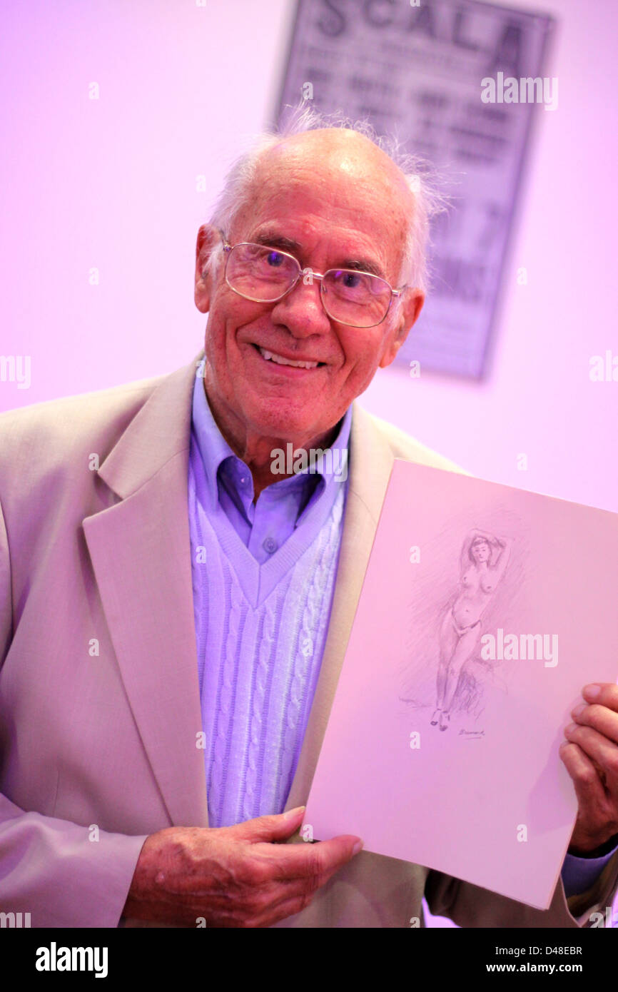 Bernard Willems, artiste ; tenant sa propre esquisse au crayon à la main à un Dr Sketchy's life classe de dessin Banque D'Images