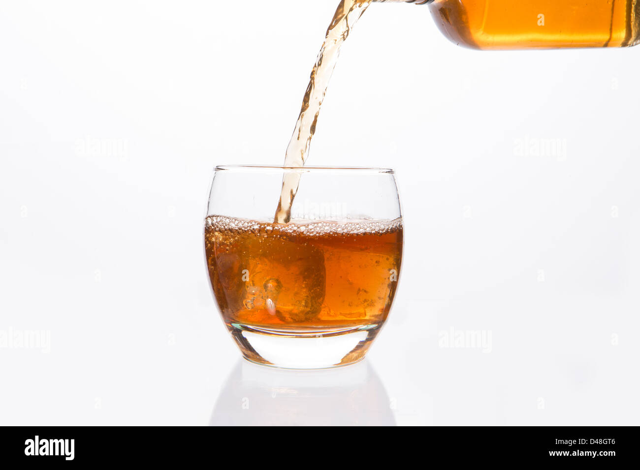 Bouteille en verre de whisky Banque