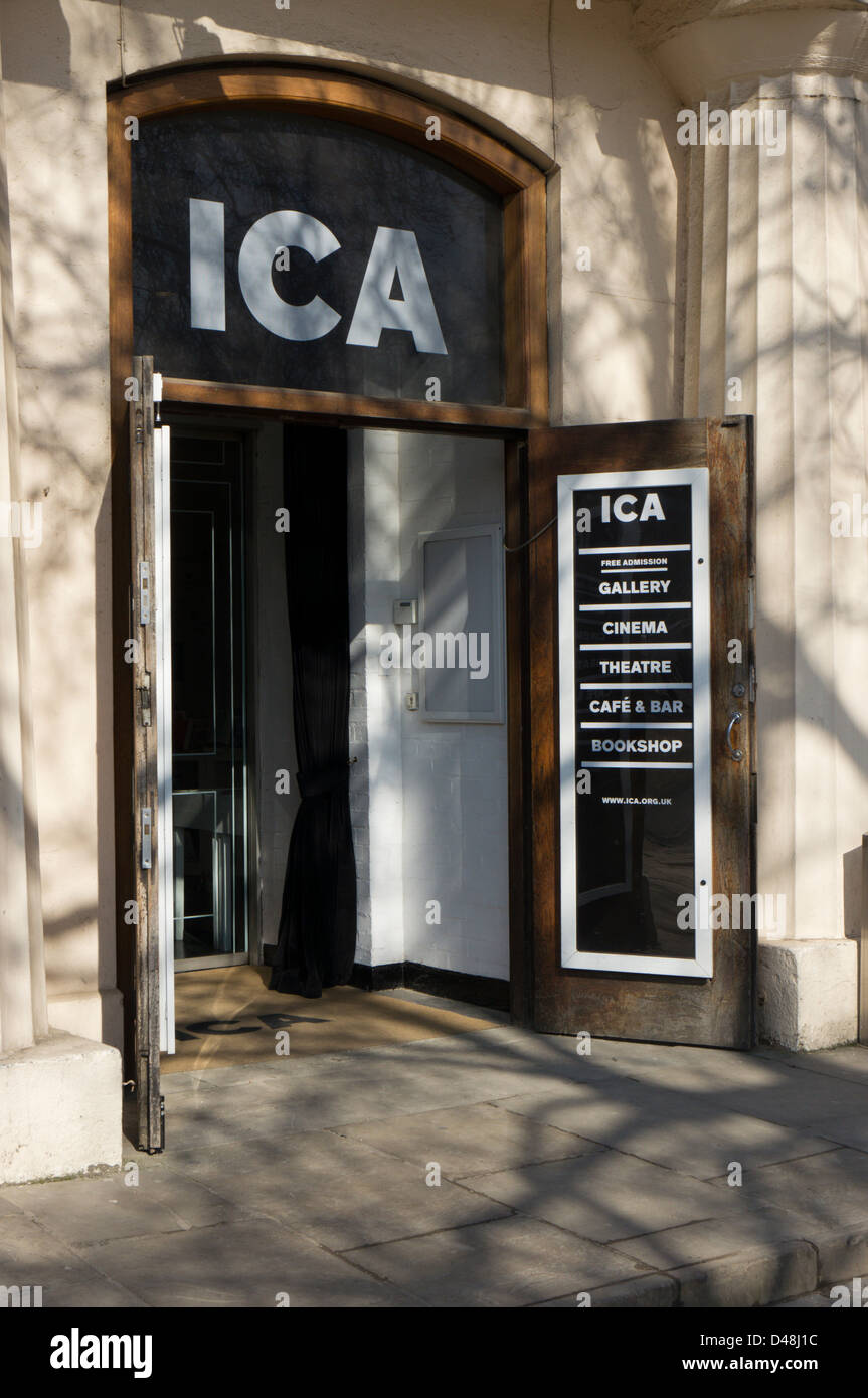 Un signe en face de l'entrée à l'ICA dans le Mall, Londres Banque D'Images