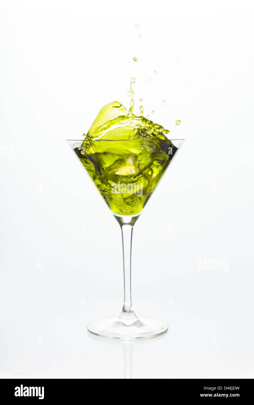 Verre à cocktail avec alcool jaune Banque D'Images
