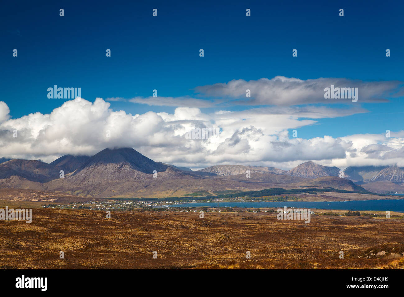 Une vue sur Broadford, Isle of Skye, Highlands, Scotland, UK Banque D'Images