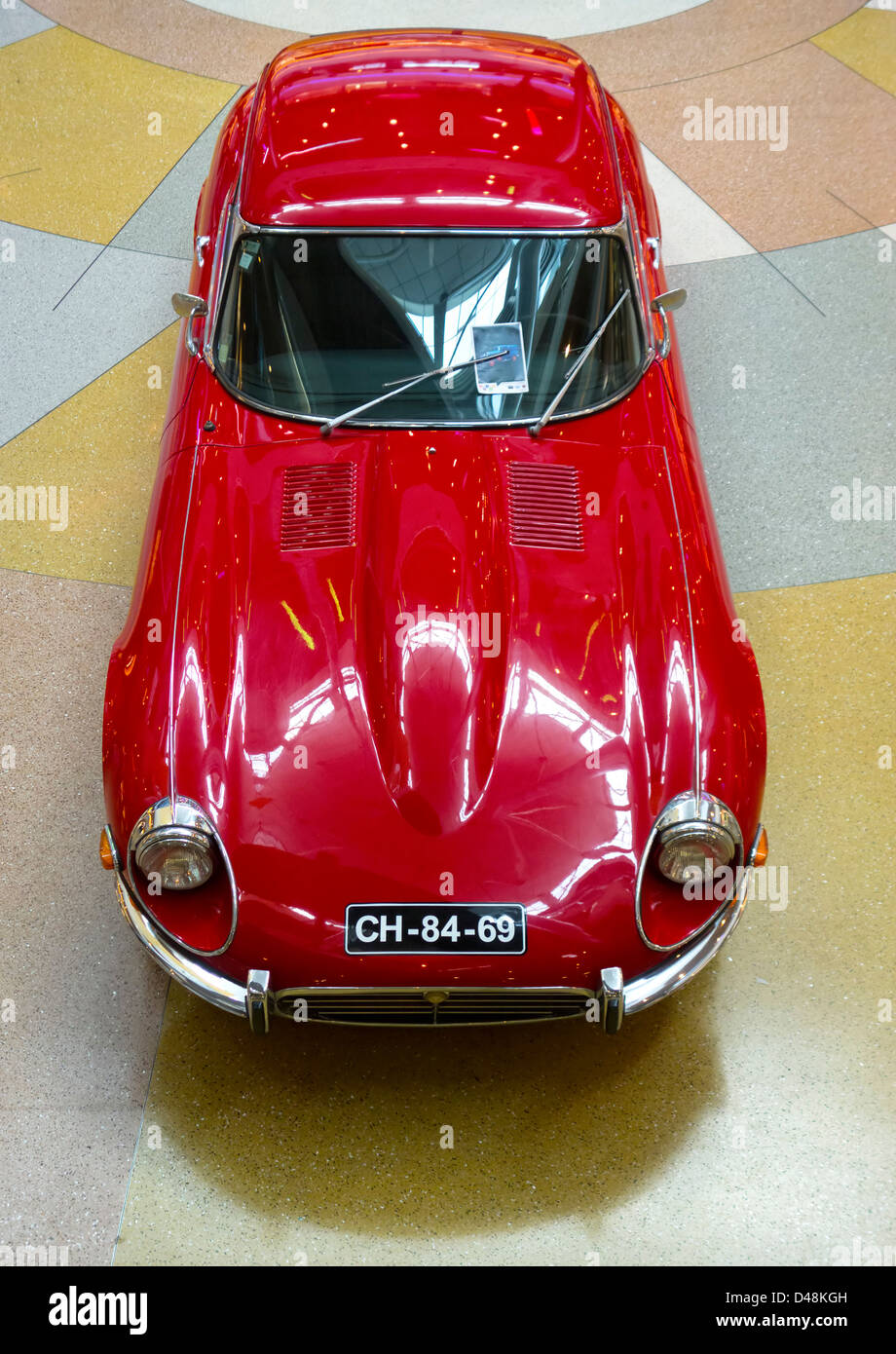 Vue aérienne d'une Jaguar Type E rouge vintage voiture de sport britannique Banque D'Images