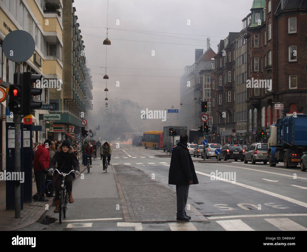 La barricade militante de la police de Torvegade, photographiée à Copenhague, au Danemark, lors d'une manifestation, représente les moments tendus d'une manifestation de 2007. L'image capture le chaos d'une émeute de rue avec des flammes et des barricades alors que des militants s'affrontaient avec la police. Banque D'Images