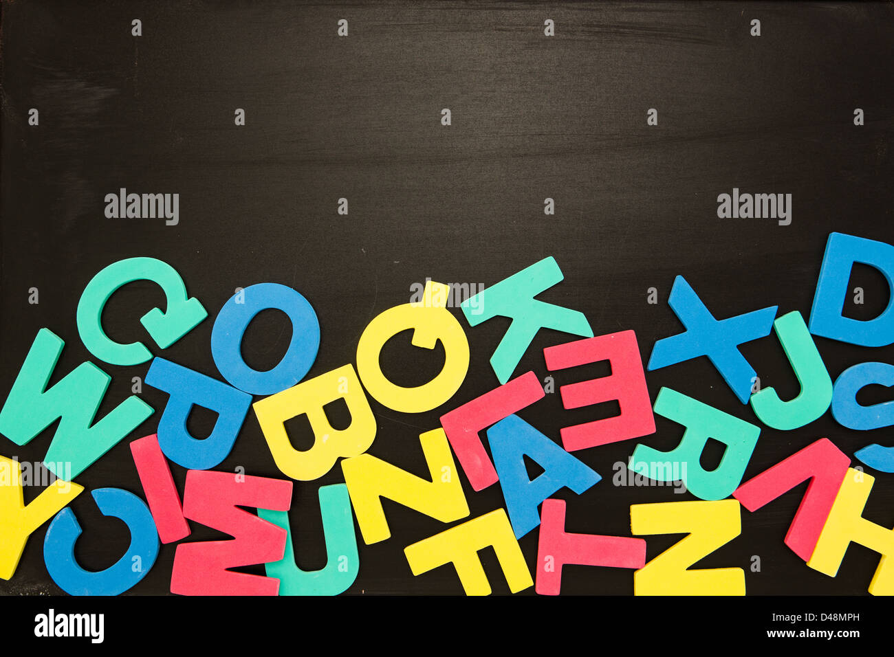 Aimants Alphabet en vrac on blackboard Banque D'Images