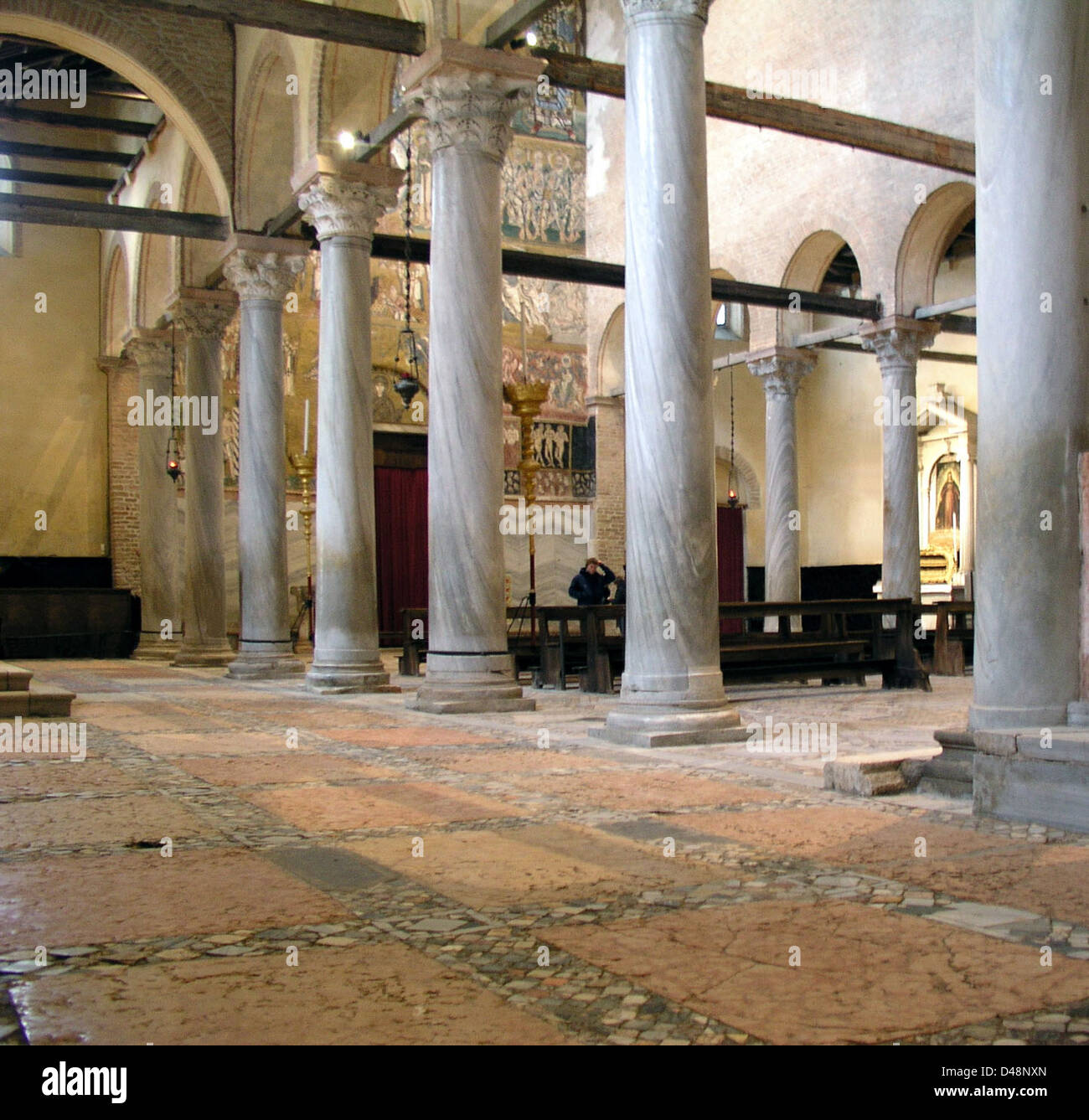 Torcello, situé dans la lagune vénitienne, présente une architecture byzantine ancienne. La cathédrale de l'île, datant de l'Antiquité tardive, présente des influences romaines et byzantines. Cette photographie, prise en janvier 2004, met en valeur le charme historique de l'île et son patrimoine architectural. Banque D'Images