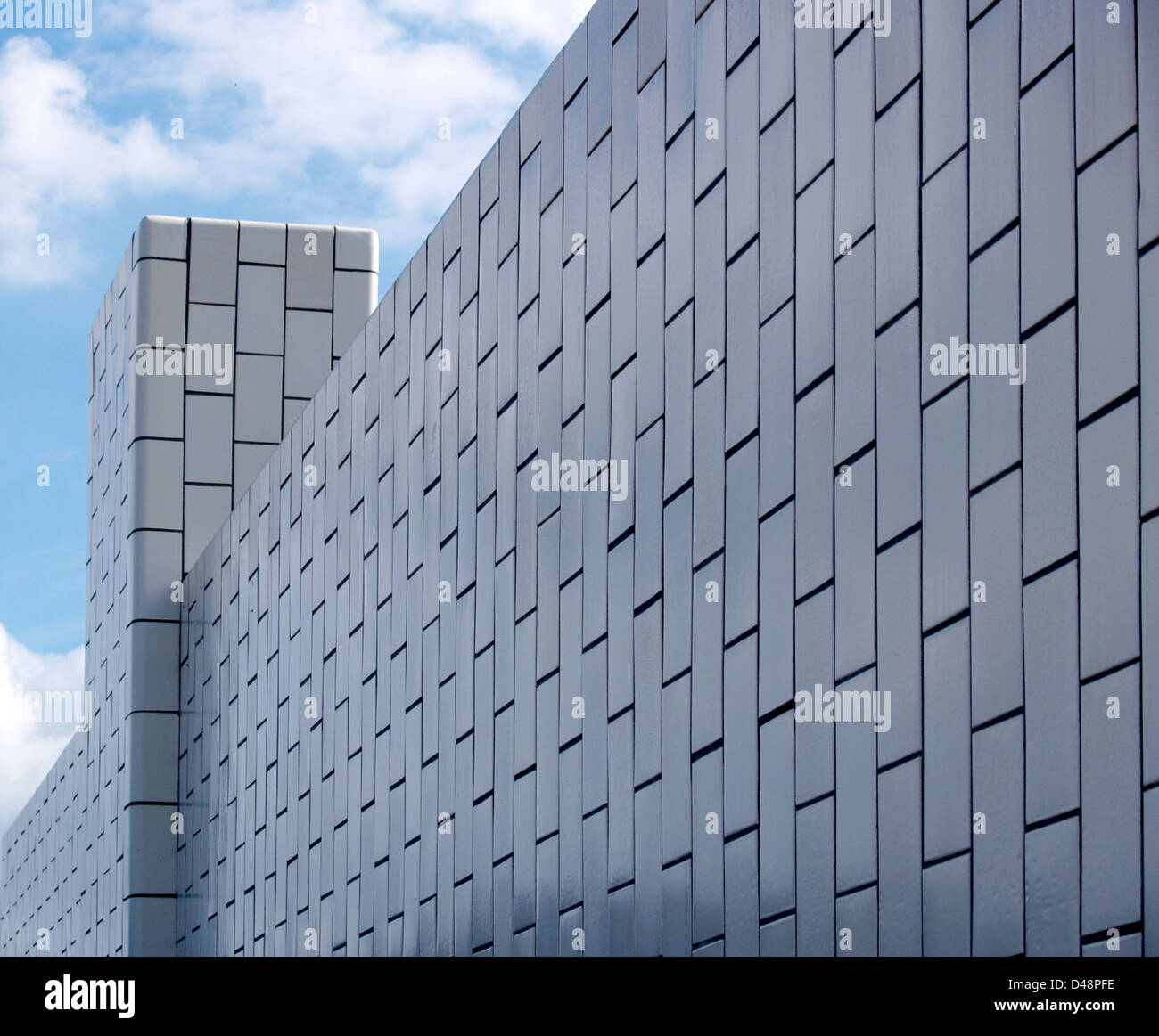 Arne Jacobsen, architecte danois renommé, est connu pour son style moderniste. Cette image de juillet 2005 présente ses créations à Copenhague, y compris les emblématiques bâtiments Bellavista et Bellevue, reflétant ses principes esthétiques et fonctionnels minimalistes. Banque D'Images