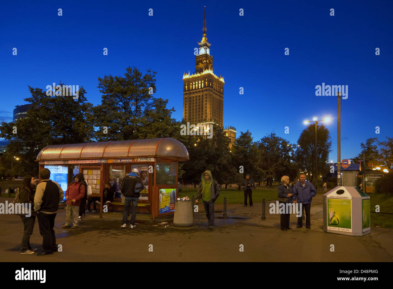 Varsovie, Pologne, le Palais de la culture et un arrêt de bus de nuit Banque D'Images