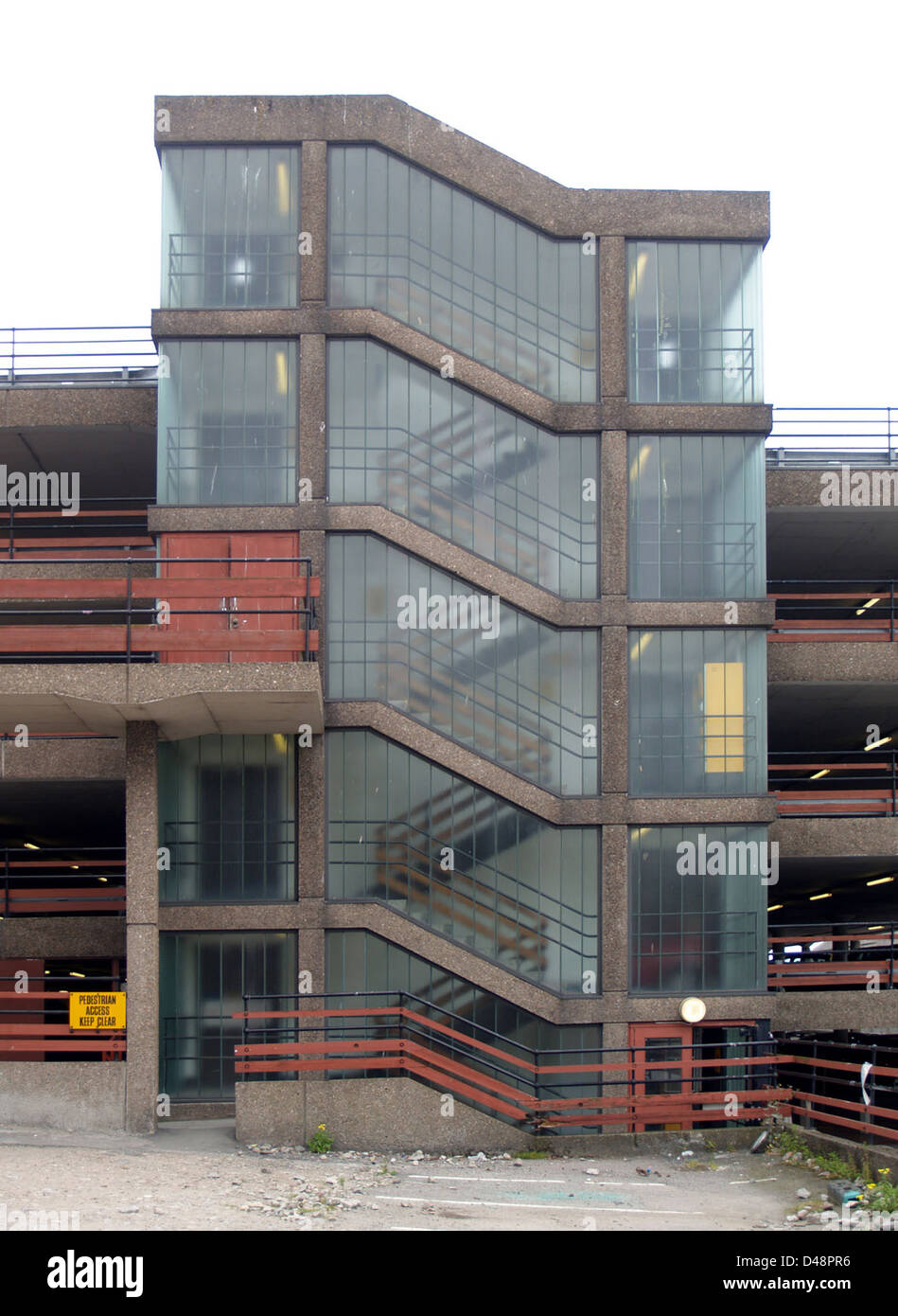 Le parking en Écosse, construit en juillet 2005, est un exemple moderne d'architecture brutaliste. Dotée d’éléments en béton et préfabriqués, la structure reflète une approche utilitaire tout en conservant un design fonctionnel. La simplicité et la matérialité brute du bâtiment sont typiques du brutalisme, intégrant des escaliers et une esthétique moderniste. Banque D'Images