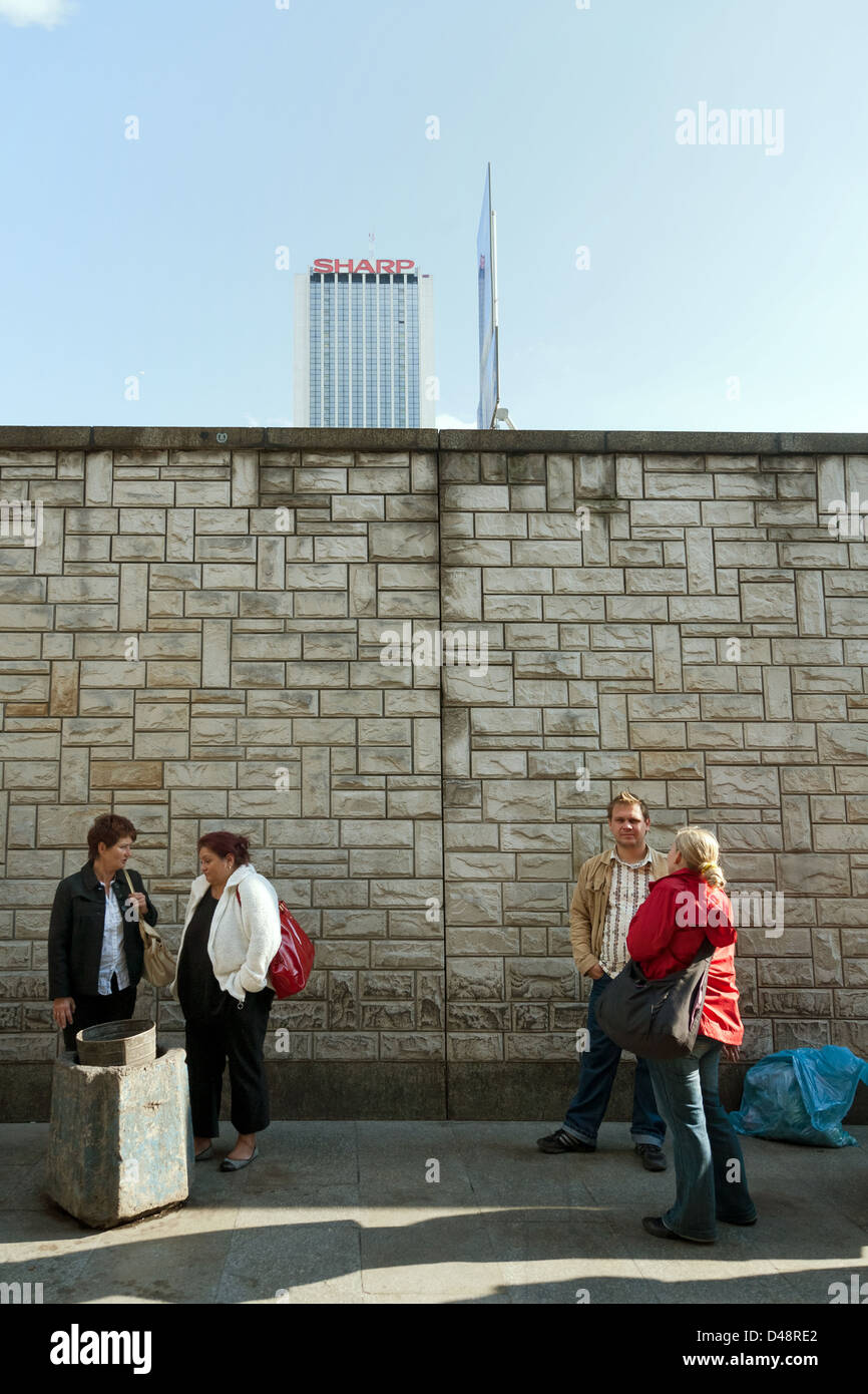 Varsovie, Pologne, les voyageurs en attente à la gare principale Warszwa Centralna Banque D'Images