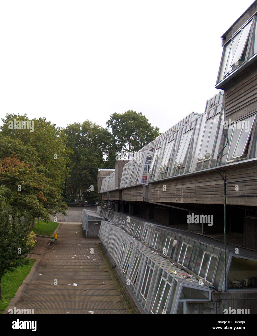 L’école Pimlico, conçue par John Bancroft, illustre l’architecture brutaliste avec ses structures audacieuses en béton. Achevée en 2006, l'école intègre des principes modernistes tout en maintenant la fonctionnalité à des fins éducatives. La conception du bâtiment reflète la forme brute et sculpturale du béton combinée avec un accent sur la lumière et l'espace, caractéristique du style brutaliste. Banque D'Images