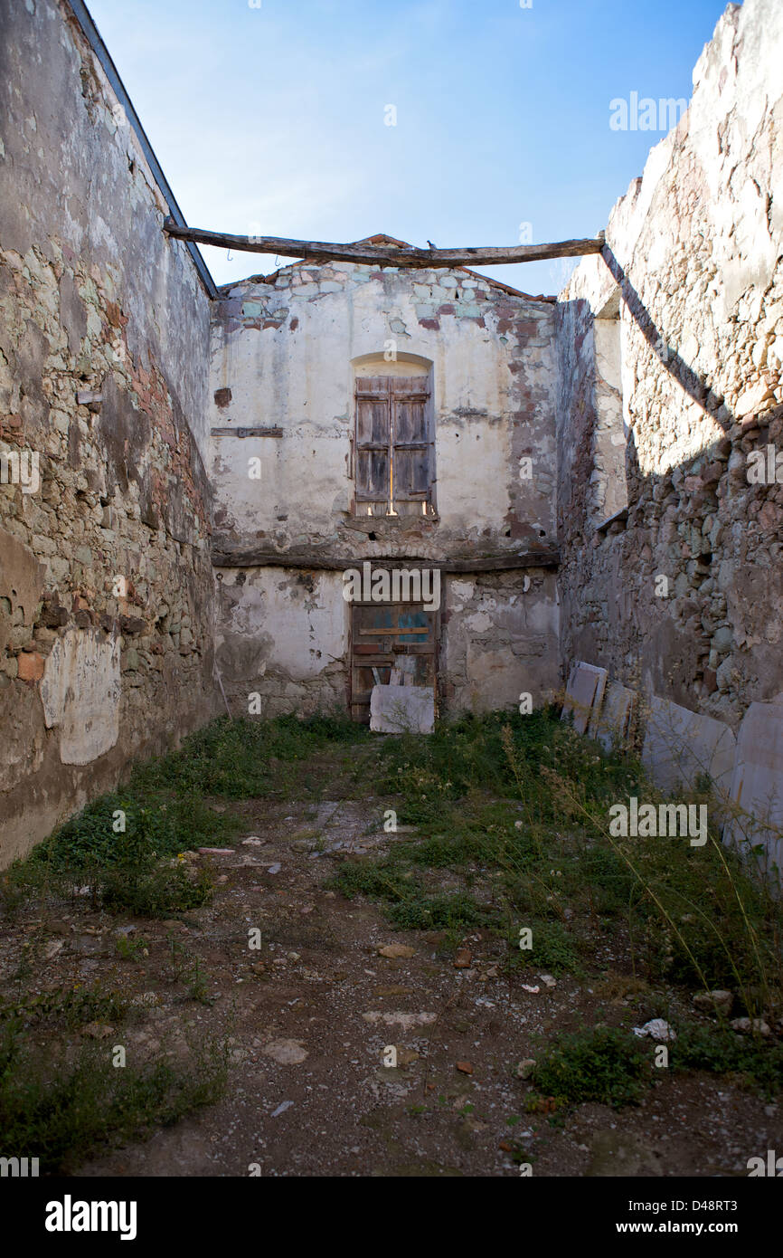 Bâtiment abandonné sur le quai de Bosa, Sardaigne, Italie Banque D'Images