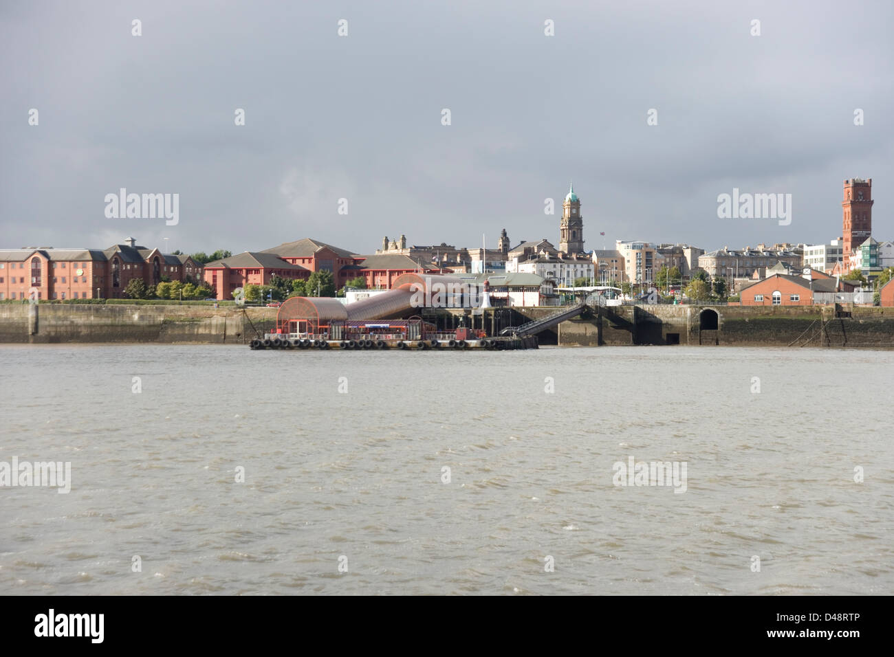 Le terminal de ferry de pied Woodside et Birkenhead et de la Mersey River Mersey Ferry Banque D'Images