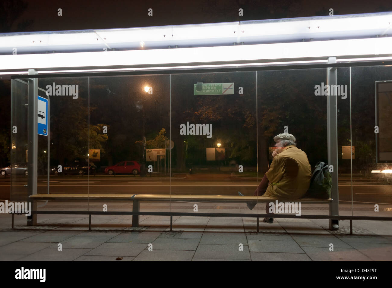 Varsovie, Pologne, l'homme en attente à l'arrêt de bus Banque D'Images