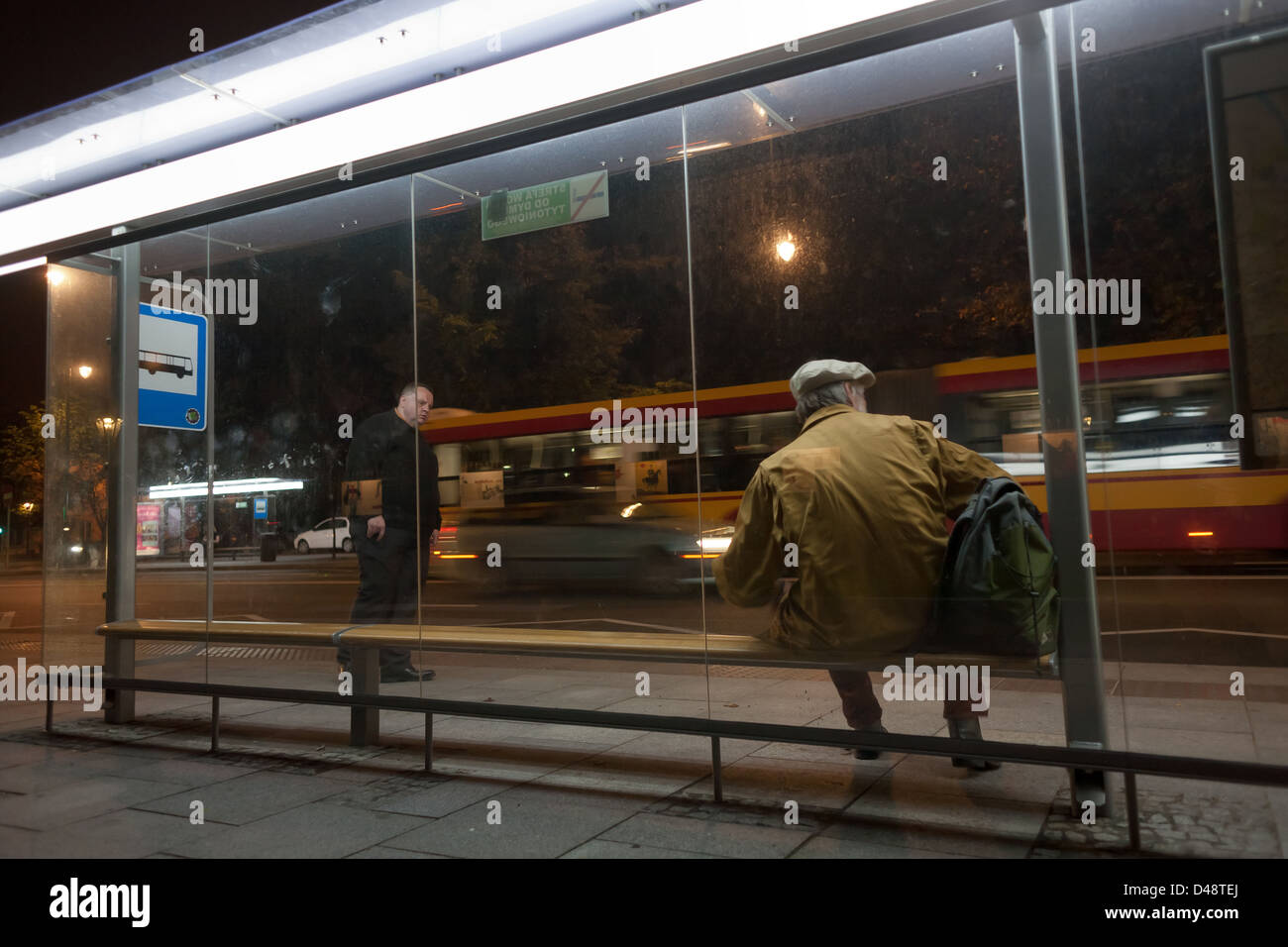 Varsovie, Pologne, les hommes en attente à l'arrêt de bus Banque D'Images