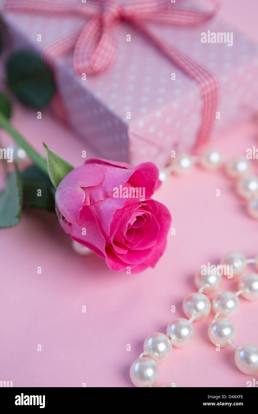 Rose rose avec perles et cadeaux Banque D'Images