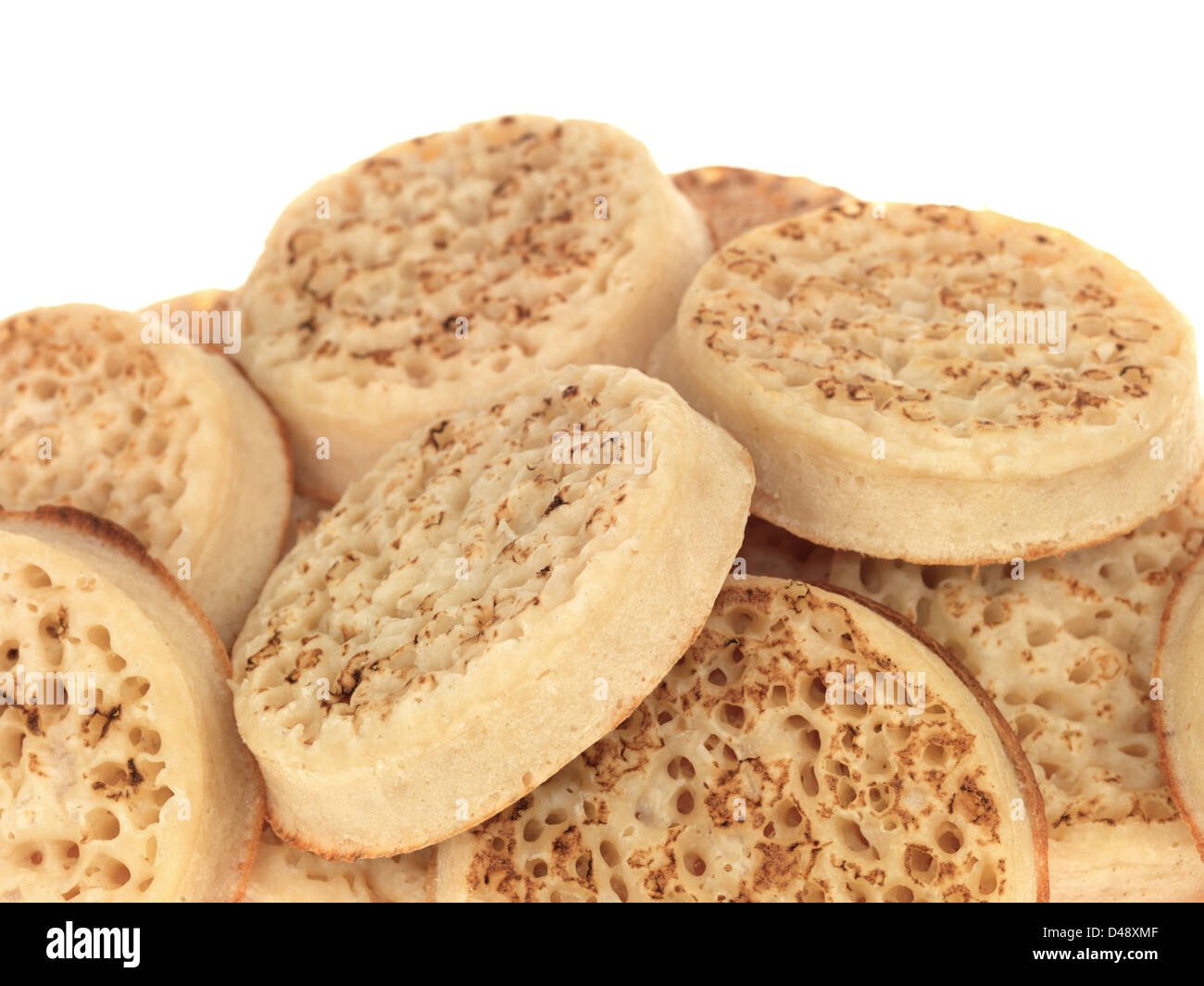 Des plats traditionnels britanniques des Crumpets, isolé contre White, With clipping path et aucun peuple Banque D'Images