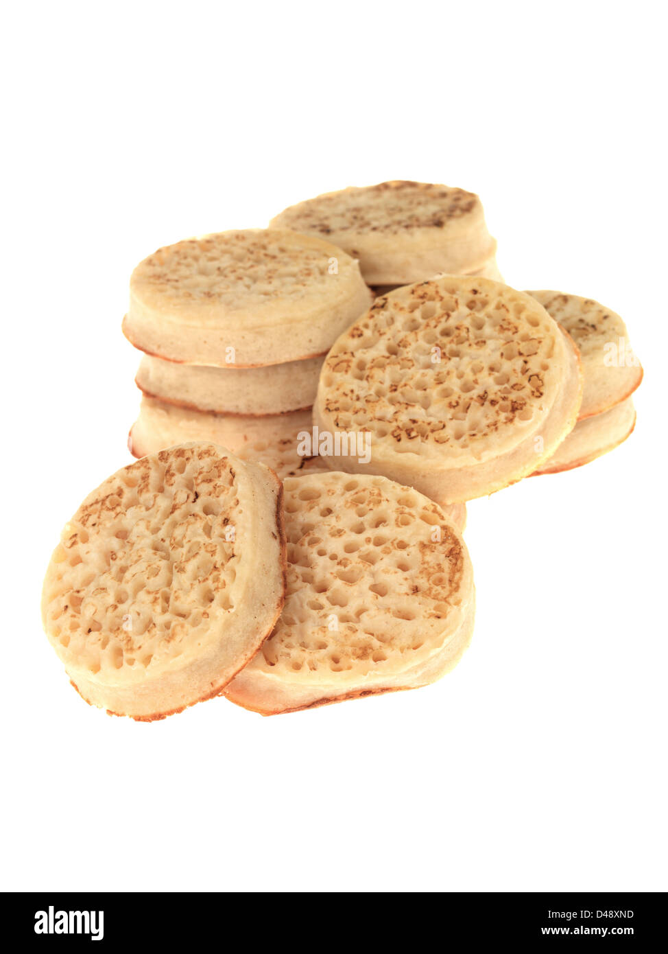 Des plats traditionnels britanniques des Crumpets, isolé contre White, With clipping path et aucun peuple Banque D'Images