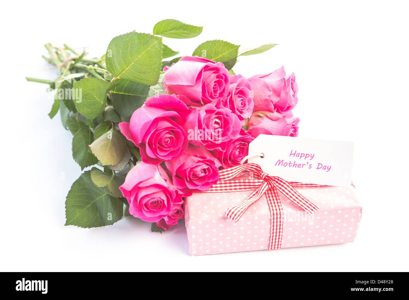 Bouquet De Roses Roses A Cote D Un Cadeau Avec Une Carte D Anniversaire Heureux Photo Stock Alamy