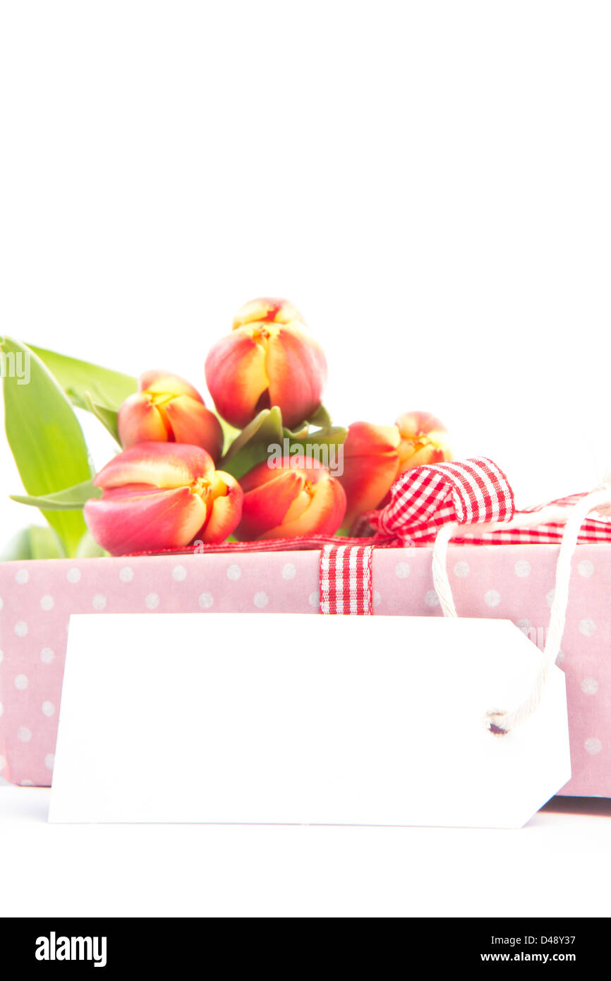 Beau bouquet de tulipes sur un don avec une carte vide Banque D'Images