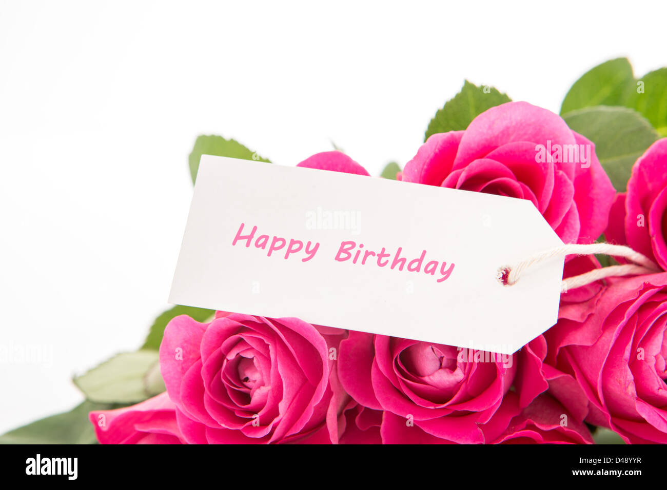 Close Up D Un Magnifique Bouquet De Roses Roses Avec Un Joyeux Anniversaire Carte Sur Un Fond Blanc Photo Stock Alamy
