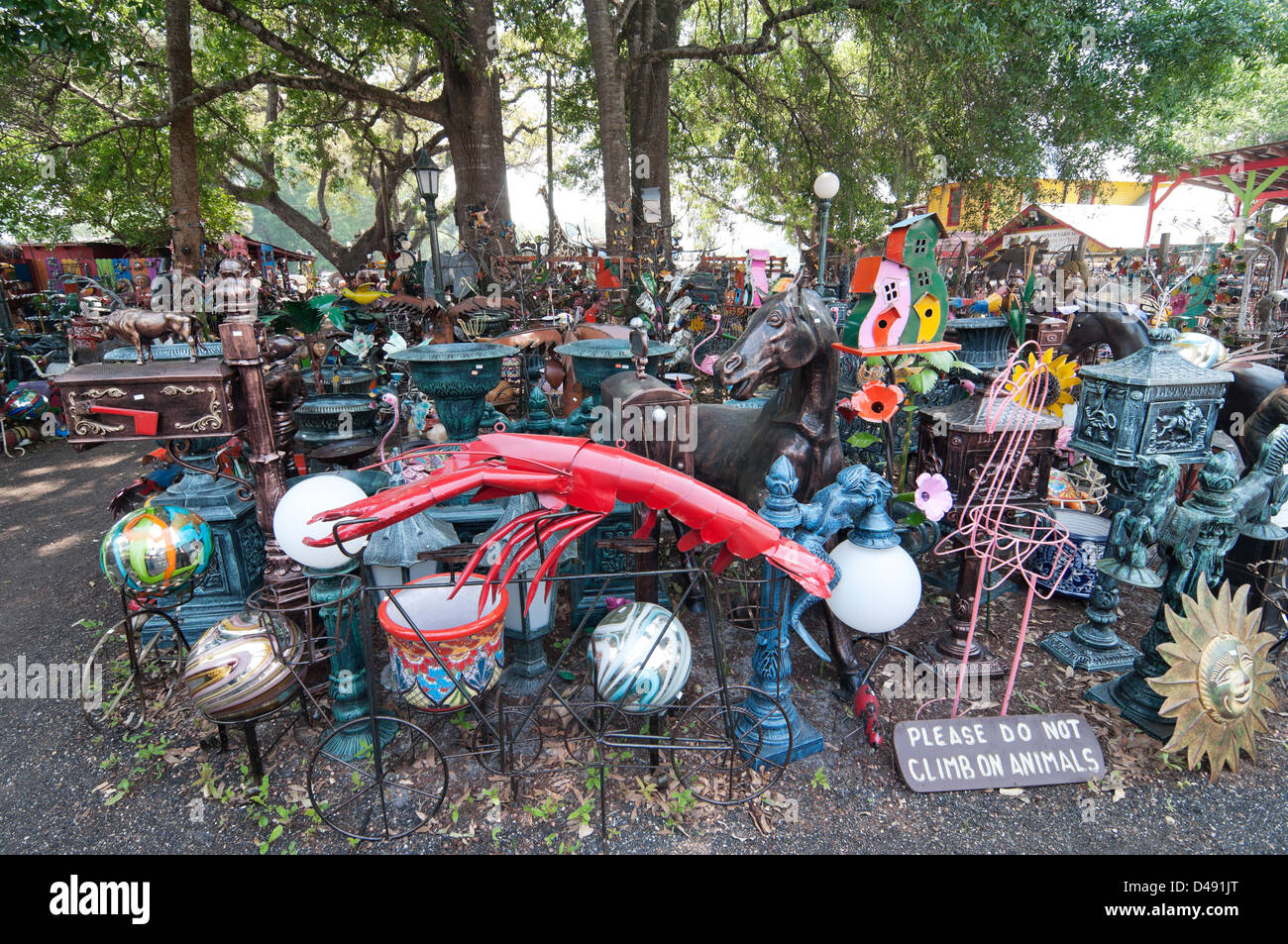 Une corne d'art de cour et de kitsch de partout dans le monde à Barberville, en Floride. Banque D'Images